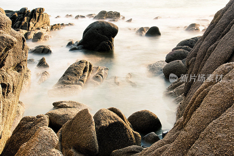 沿Gseong VD702海岸的波浪